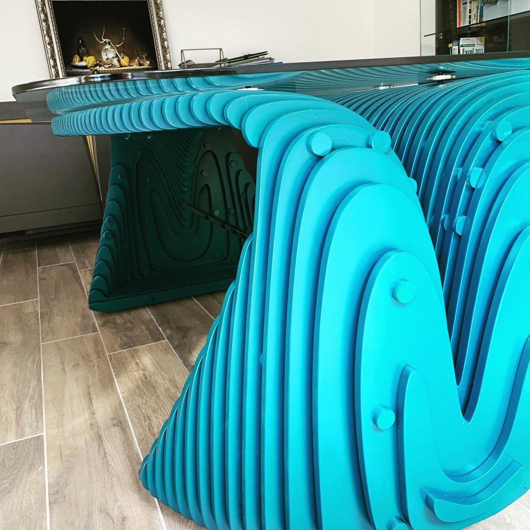 Table paramétrique turquoise à plateau de verre