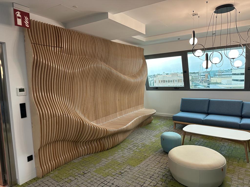 Mur paramétrique en bois avec banc intégré, réalisé par MyWoodream