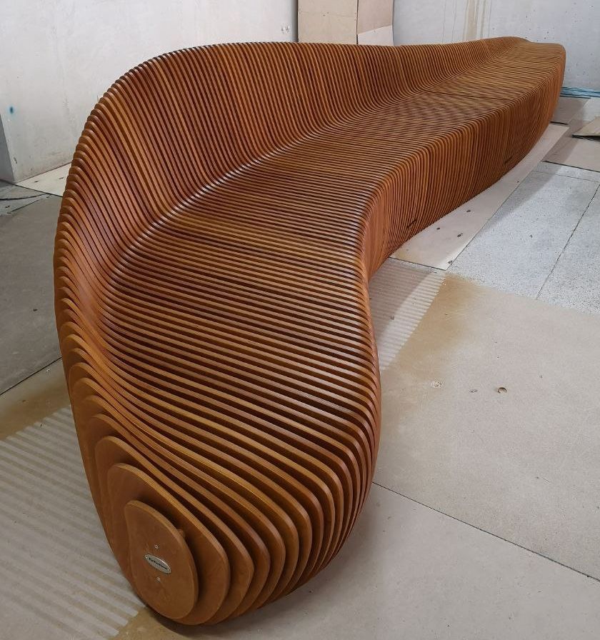 Banc paramétrique en bois aux courbes continues